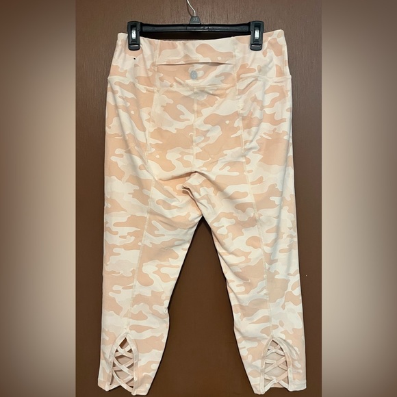 EUC Torrid Performance Core Crop Strappy
Back Active Legging Size 1 - Picture 3 of 5